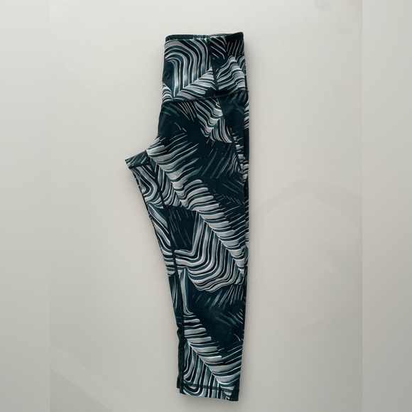 Zella Leggings Size Medium Green Hathaway Tropical Leaf Crop Sheer back panels - Picture 2 of 8
